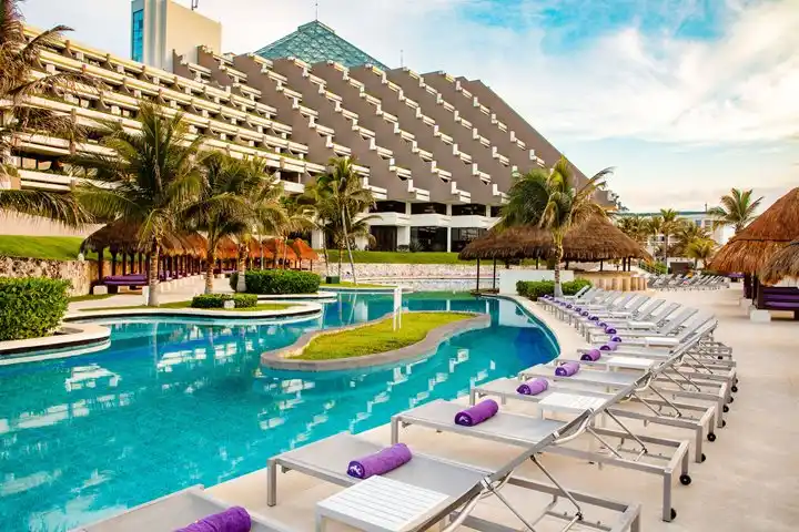 Enjoy the Night life of Vegas & Beach stay in Cancun